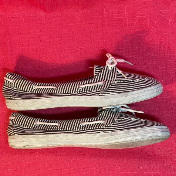 WET SEAL DOCKSIDES SIZE 10 - Picture 9 of 13